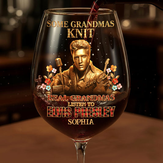 Certaines grands-mères tricotent, les vraies grands-mères écoutent Elvis Presley - Verre à vin personnalisé « Roi du rock and roll » avec longue tige