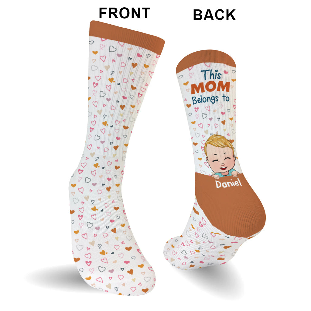 Cette maman appartient à - Chaussettes personnalisées pour maman