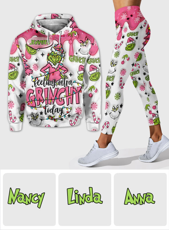 Personnalisation possible avec n'importe quel nom. Envie de faire la Grinche aujourd'hui ? Sweat à capuche et legging personnalisés avec étole de Noël.